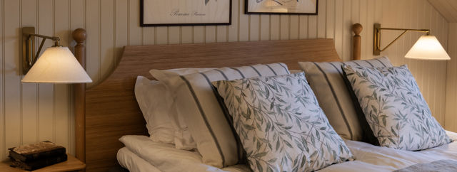 Vackra hotellrum med romantisk inredning i herrgårdsstil