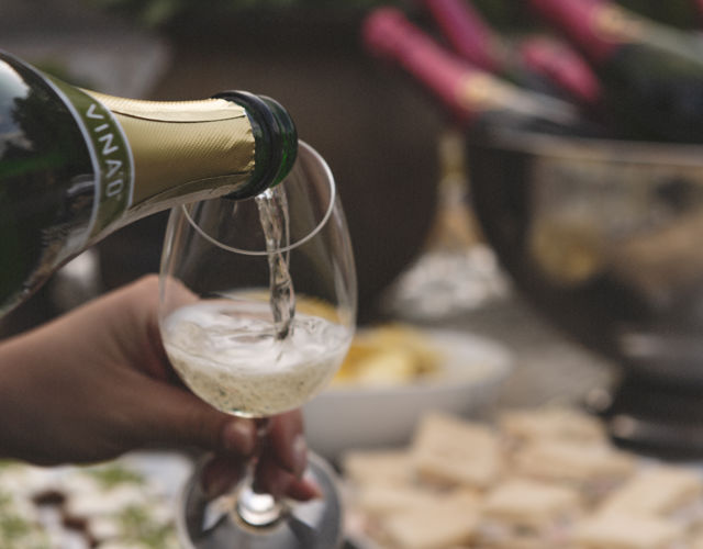 Champagne serveras till snittar