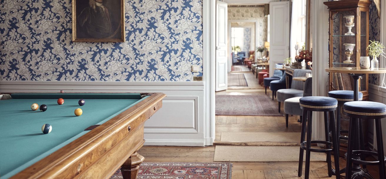 Vacker salong med biljardbord på herrgård