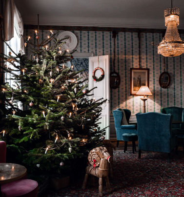 Julgran i vacker salong på herrgård