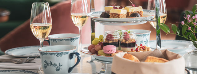 Afternoon tea på herrgården, kakfat med olika sorters fika och vackra tekoppar