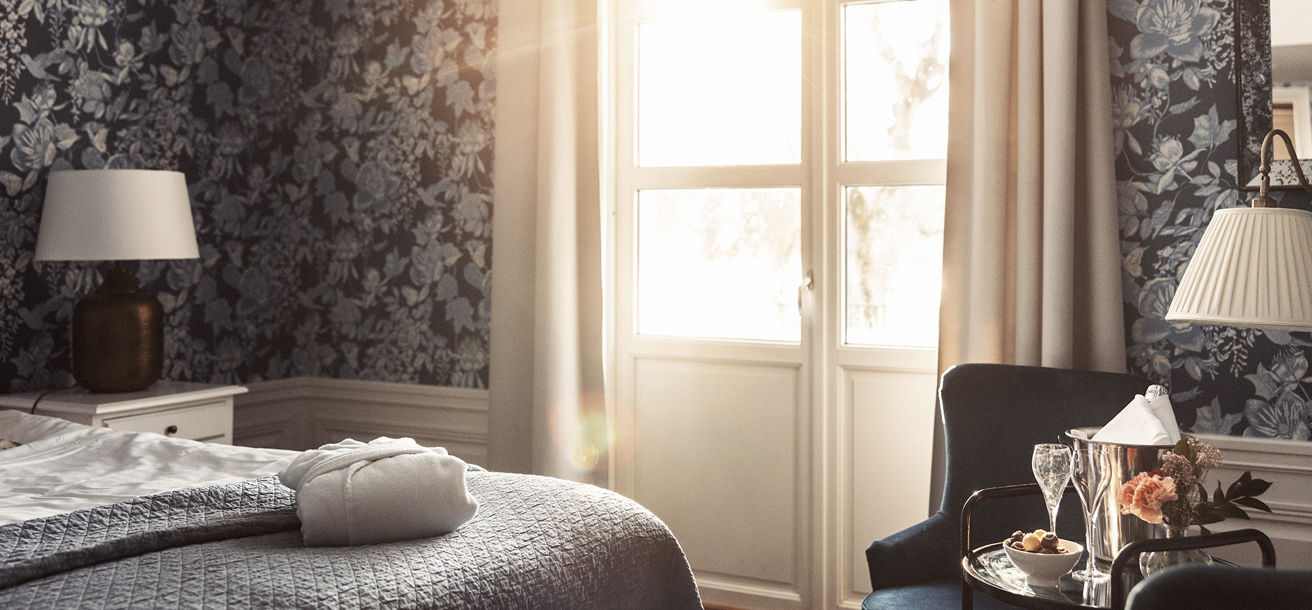 Vackert hotellrum med fint ljusinsläpp