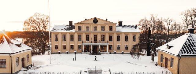 Herrgårdsbyggnaden i vinterskrud med snö