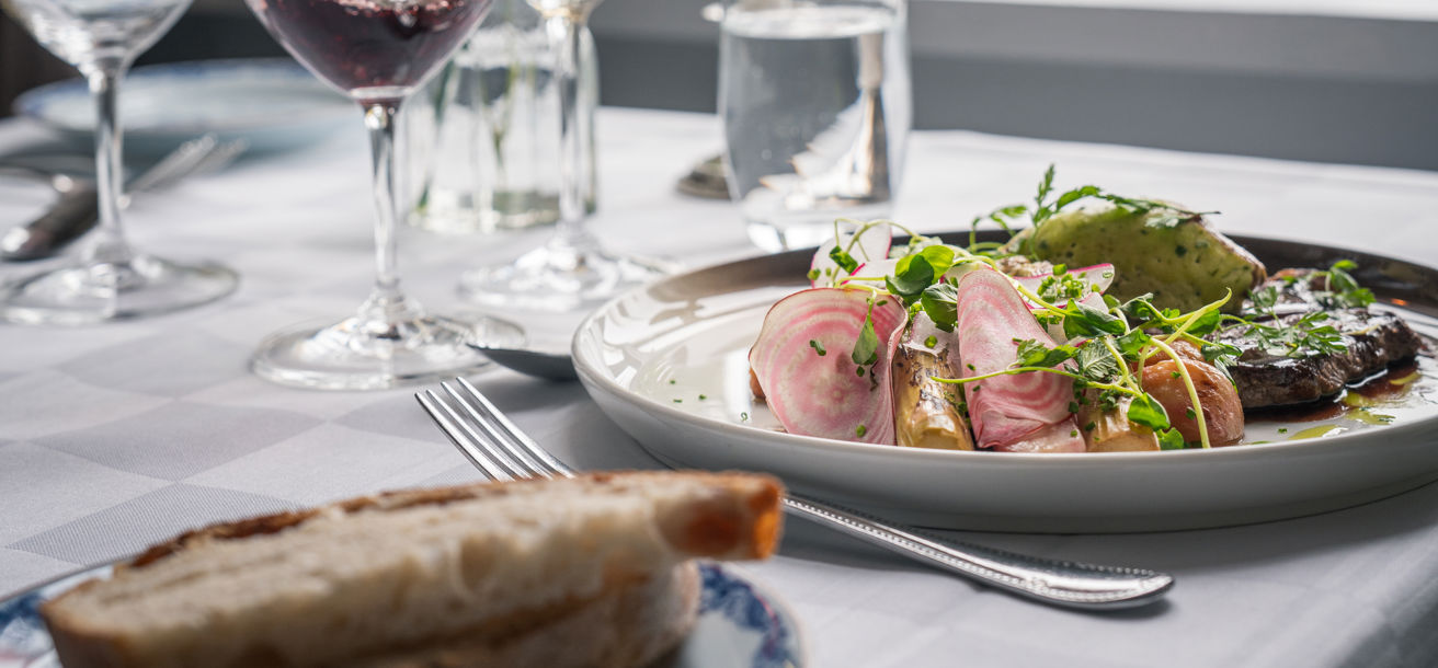Middag serveras i herrgårdens restaurang