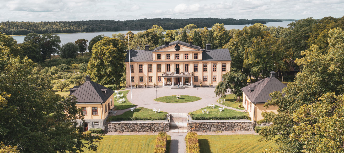 Herrgård med grönskande omgivningar